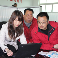 浙江中南铜业有限公司华经理(右)与泵阀商务网人员